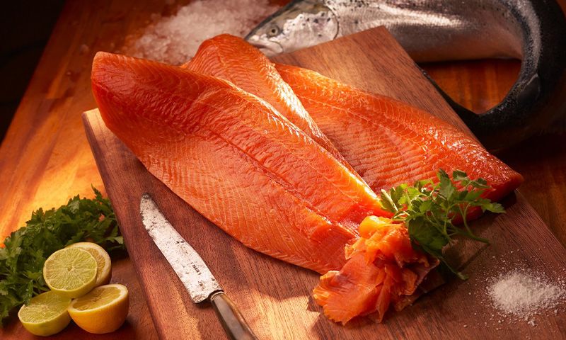 A - SAUMON FUMÉ. Filet entier env. 1kg